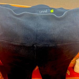 Black lyses leggings high rise with a white top from olive oak